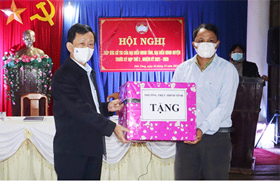 Bí thư Tỉnh ủy, Chủ tịch HĐND tỉnh Dương Văn Trang tiếp xúc cử tri tại huyện Kon Plông