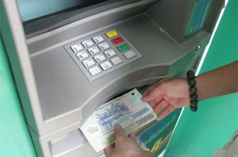 Máy ATM hết tiền, Ngân hàng bị phạt đến 15 triệu đồng