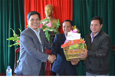 Phó Chủ tịch Hội đồng nhân dân tỉnh Kring Ba đến thăm, chúc tết  các đơn vị ở huyện Đăk Glei